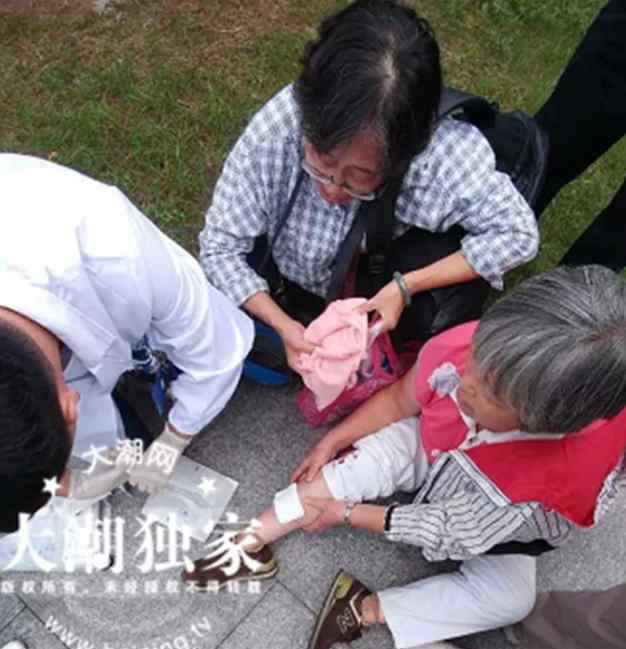 陆丽珠 女子旅游时从台阶上摔下 热心警察背着她走