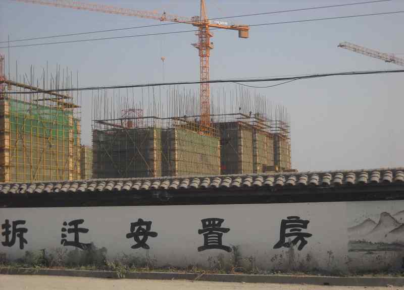 动迁律师的收费标准 拆迁律师普法，农村拆迁补偿标准是什么