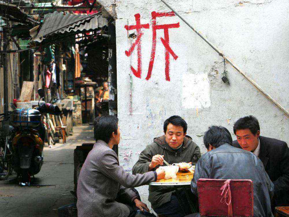 动迁律师的收费标准 拆迁律师普法，农村拆迁补偿标准是什么