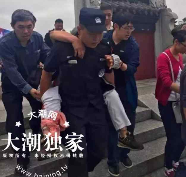 陆丽珠 女子旅游时从台阶上摔下 热心警察背着她走