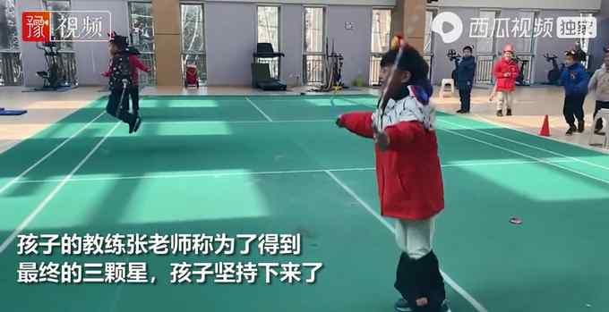 笑翻！江苏一小学生跳绳裤子掉了也要坚持跳完 老师：为了拿三颗星