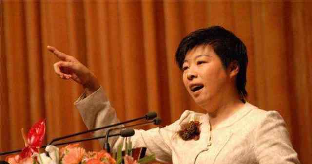 袁腾飞近况 还记得那个被轰下台的于丹吗？在跌落神坛的日子里，丈夫不离不弃