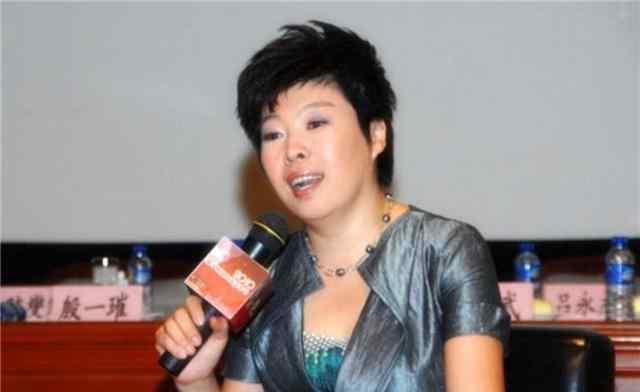袁腾飞近况 还记得那个被轰下台的于丹吗？在跌落神坛的日子里，丈夫不离不弃