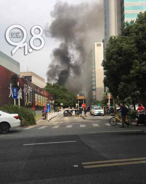 消防车出动2 今早杭州2起火灾 消防出动多辆消防车