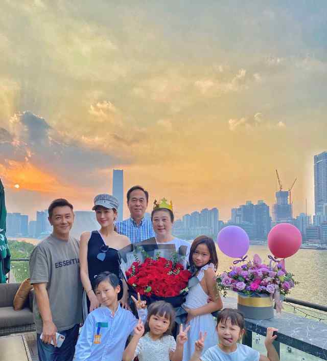 蒋丽莎 陈浩民一家近照，35岁蒋丽莎貌美如花，四个娃都是高颜值