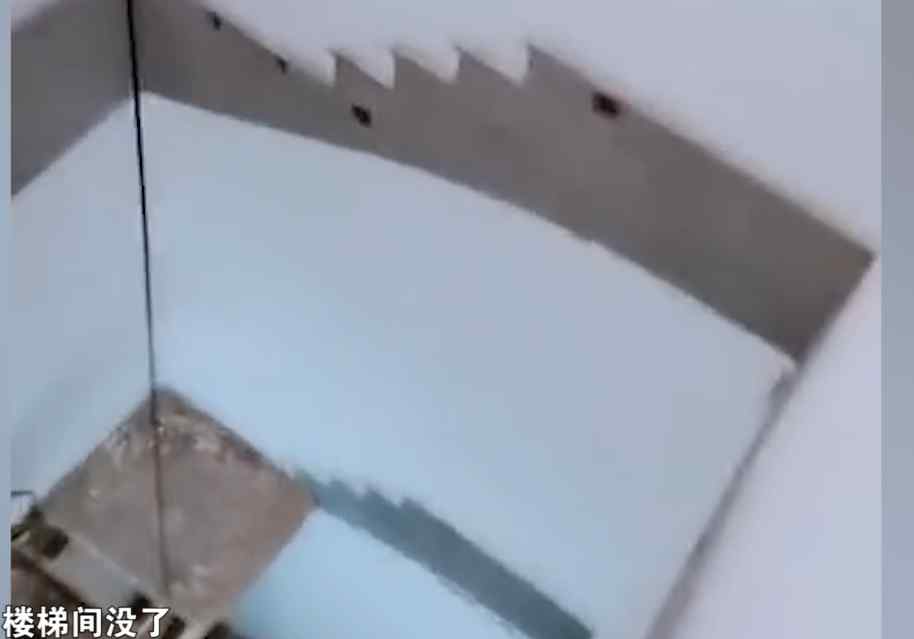 浙江温州一男子睡醒下楼买早餐 抬脚楼梯没了：房东拆了！