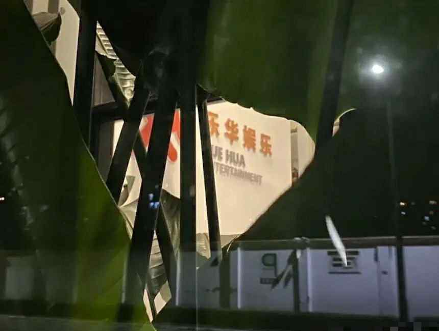 韩庚解约门 网曝乐华娱乐大门被泼油漆，门口贴着“打压艺人”，场面很混乱