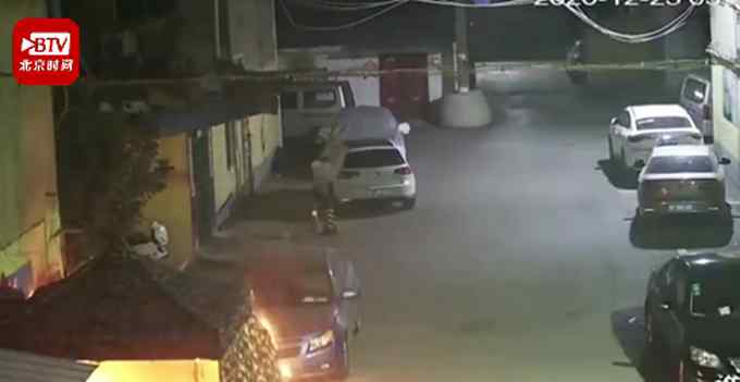 大妈为跳广场舞点燃小区遮雨篷 面对民警死不承认 网友：不知监控厉害