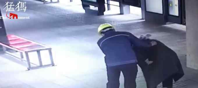 郑州农民工扶住晕车孕妇清理呕吐物 没有丝毫犹豫 评论暖了！