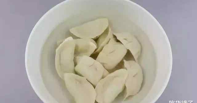 冻饺子可以直接蒸吗 煮冻饺子，最忌直接下锅煮！大厨教你1招，不粘连不开裂，特好吃