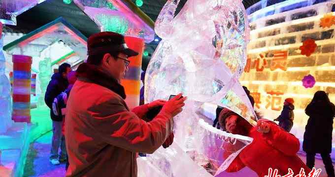 延庆冰灯节 北京延庆龙庆峡冰灯点亮 冰雪嘉年华将持续近两个月