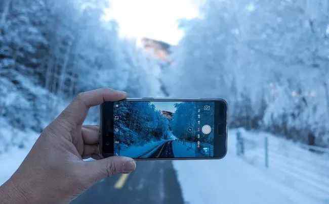 一碧如洗 【乐行族|雪国喀纳斯】一到冬天，北疆就变成了最纯粹的远方，万里晴空，一碧如洗，清澈的蓝直逼你的眼。