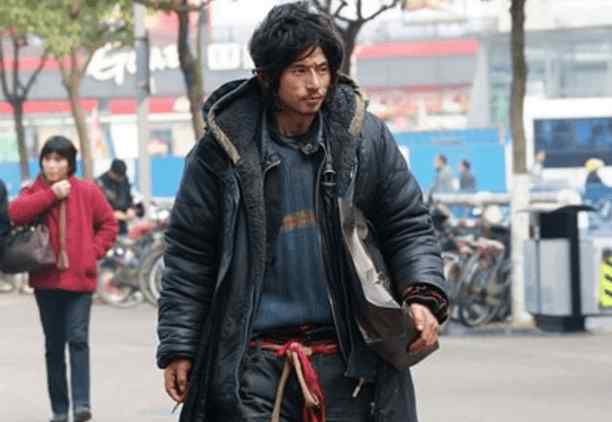 犀利哥现状 10年前因“长太帅”轰动一时的乞丐，走红后开始做慈善，现状如何
