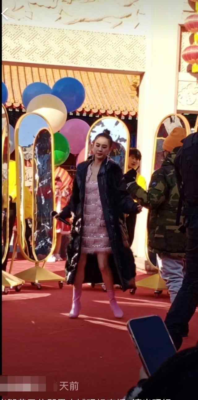 黄圣依胸 38岁黄圣依太拼！室外演出穿低胸短裙，不顾严寒低温仍大露美腿