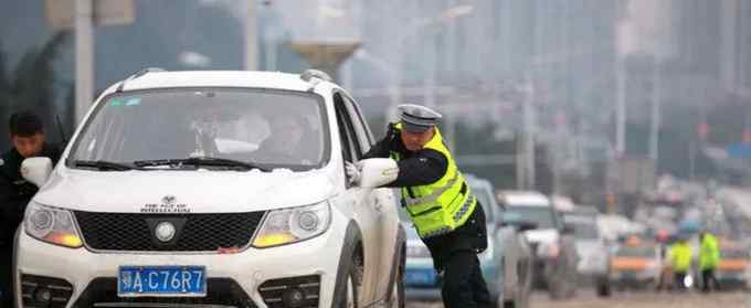 跪地哥 武汉冰雪覆盖道路 交警跪地推车摔倒又爬起