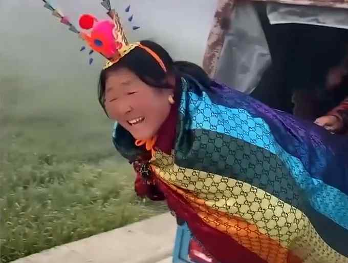 儿媳妇帮婆婆土味圆梦美猴王 老人乐开花！网友：婆媳关系太好了