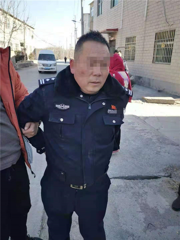 男子冒充“刑警队长”骗钱骗色：“手枪式打火机”成道具 涉案数百万元