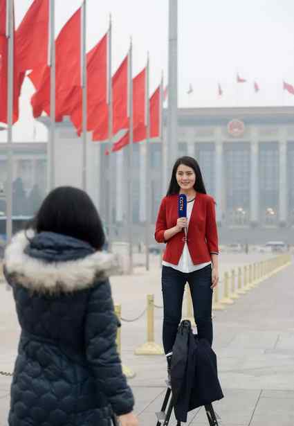 两会女记者 “两会”现场一道亮丽风景线：能文能武的女记者们