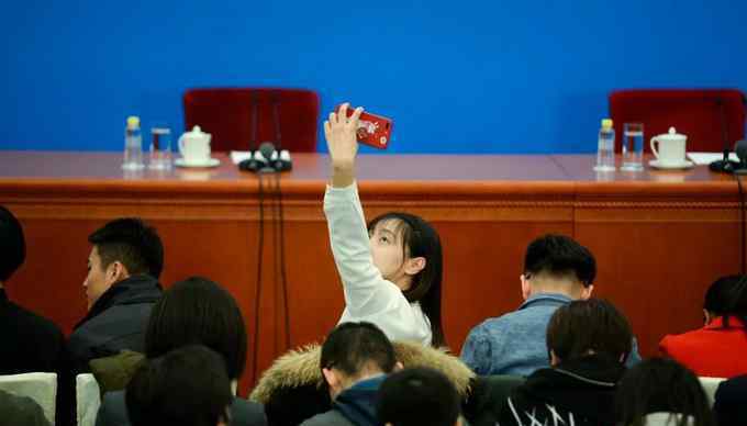 两会女记者 “两会”现场一道亮丽风景线：能文能武的女记者们