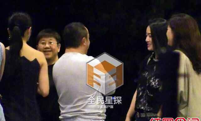 成龙儿子为什么姓房 成龙的儿子房祖名为什么姓房 房祖名会见多名美女是安排相亲吗