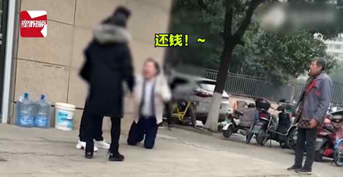 无锡一男子当街下跪磕头 歇斯底里大喊：我求求你还我钱！
