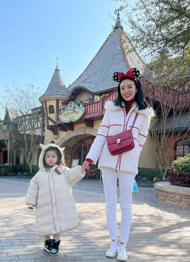 刘彦池老公 主持人刘彦池晒迪士尼游玩照，老公，女儿，妈妈，婆婆一起出镜