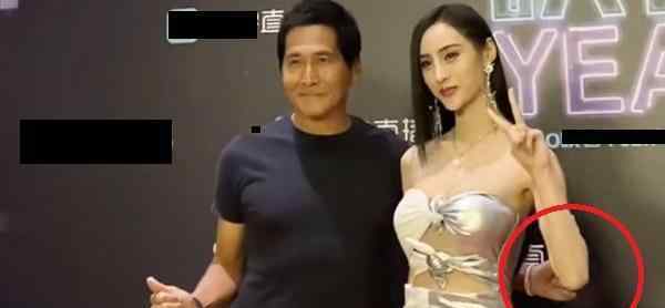 强壮的后背 61岁齐秦近况曝光！背部笔直身材健壮，与模特合照全程绅士手