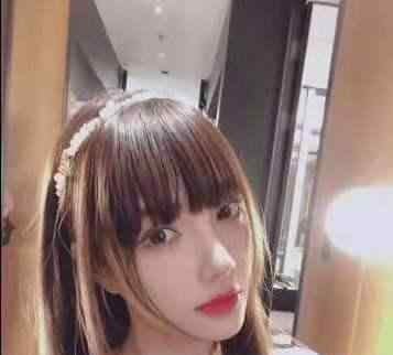李小璐做头发 李小璐做头发，和发型师有说有笑，网友：这是她吗？发型师：对