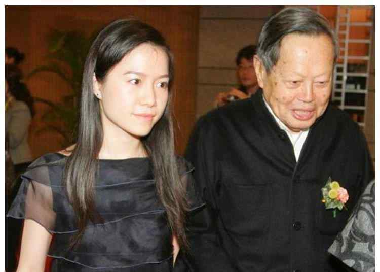 杨振宁妻子翁帆 98岁杨振宁同意翁帆改嫁，44岁小妻子感动不已，遗产终究成了问题
