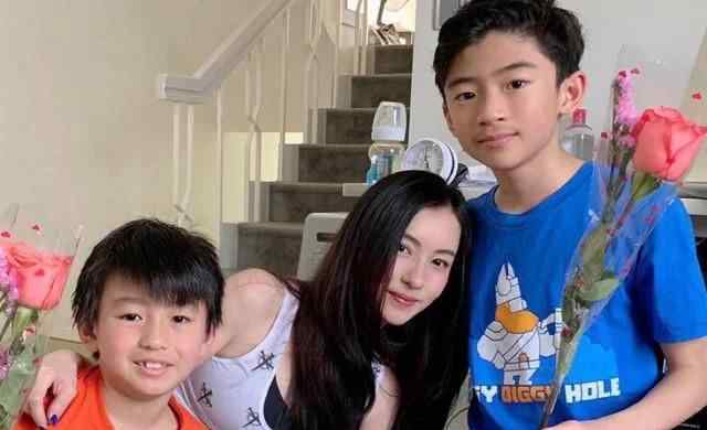 张柏芝再婚 张柏芝罕晒母子四人同框，三胎儿子金发明显，坐实生父为老外？