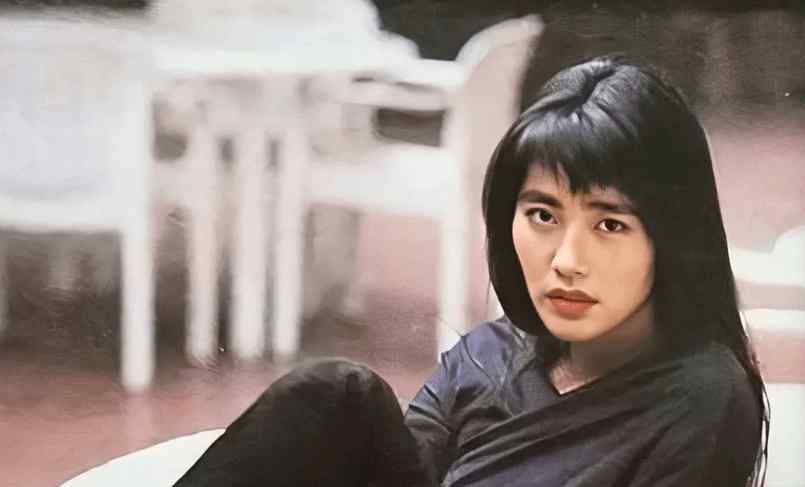 王祖贤17岁 媲美王祖贤，打败张曼玉，17岁就拿金像奖的她，消失了12年