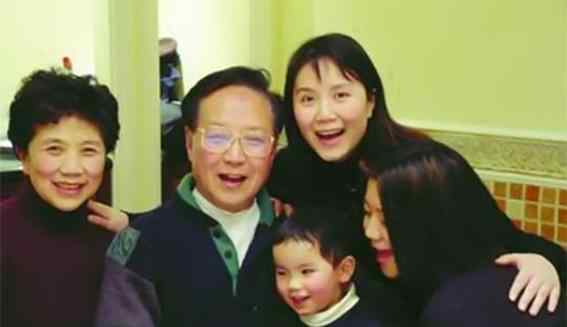 演员严晓频 出身演员世家，十七岁考上北电，合作姜文大火，嫁初恋恩爱28年