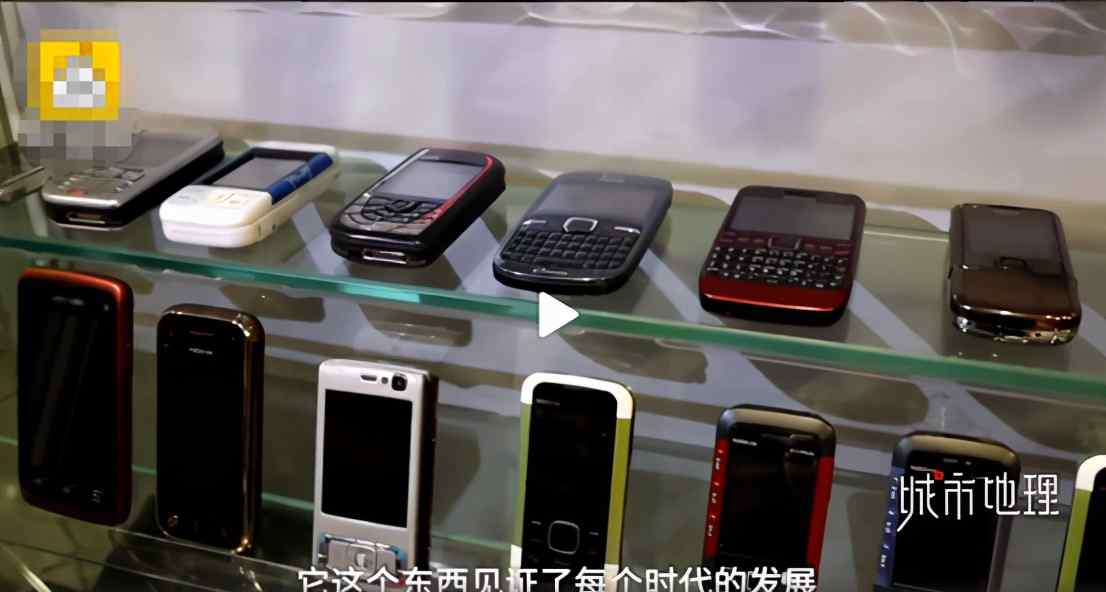 昆明一男子17年花200多万收藏上万台手机 网友：这能换多少不锈钢盆