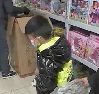 孩子考“双百”家长奖励30秒狂购玩具 网友：孩子一定很难忘