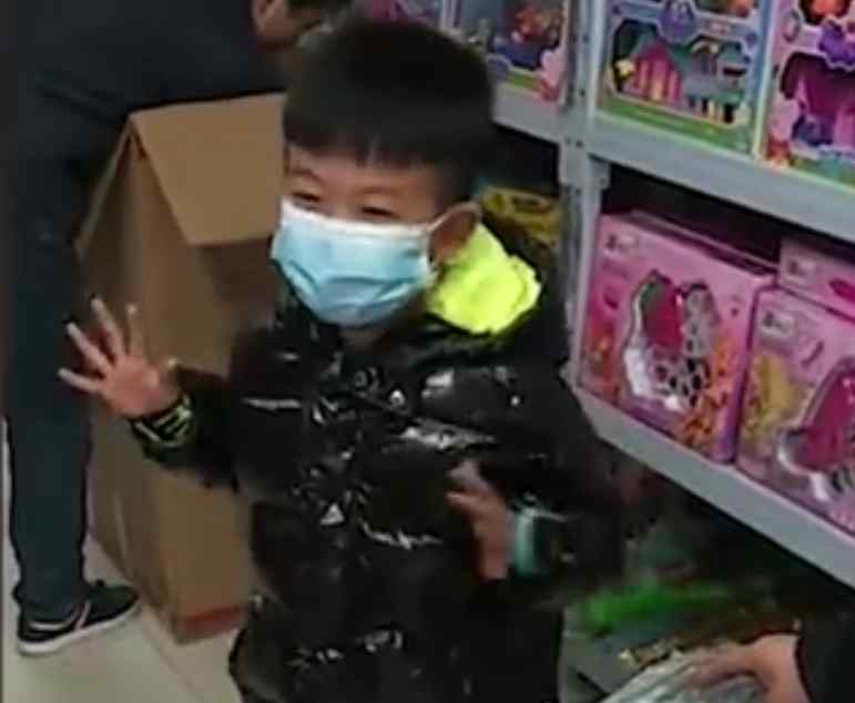 孩子考“双百”家长奖励30秒狂购玩具 网友：孩子一定很难忘