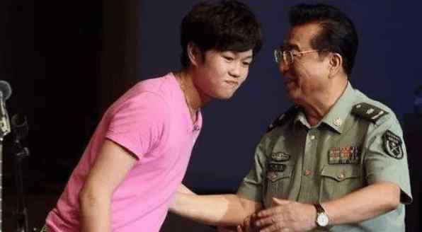 李天一出狱了 李天一被判10年，82岁的李双江卖命商演，为儿子李天一出狱做准备