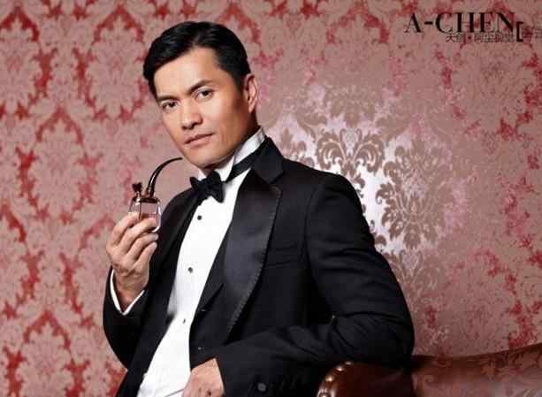 吕良伟的老婆 吕良伟3任妻子近照对比，这差距不是一般的大，网友：儿子好尴尬