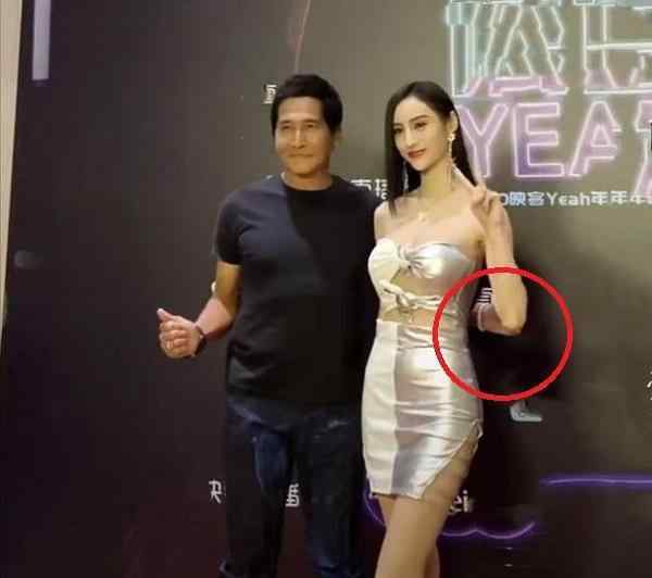 强壮的后背 61岁齐秦近况曝光！背部笔直身材健壮，与模特合照全程绅士手