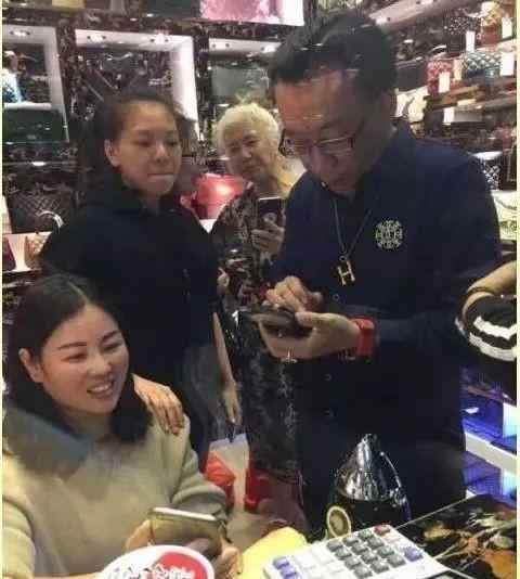 侯宝林徒弟 侯宝林二儿子侯耀华，收何云伟当徒弟，收女弟子频上热搜