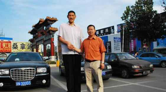 巨人赵亮 中国十大巨人之巨人赵亮，比姚明高20cm