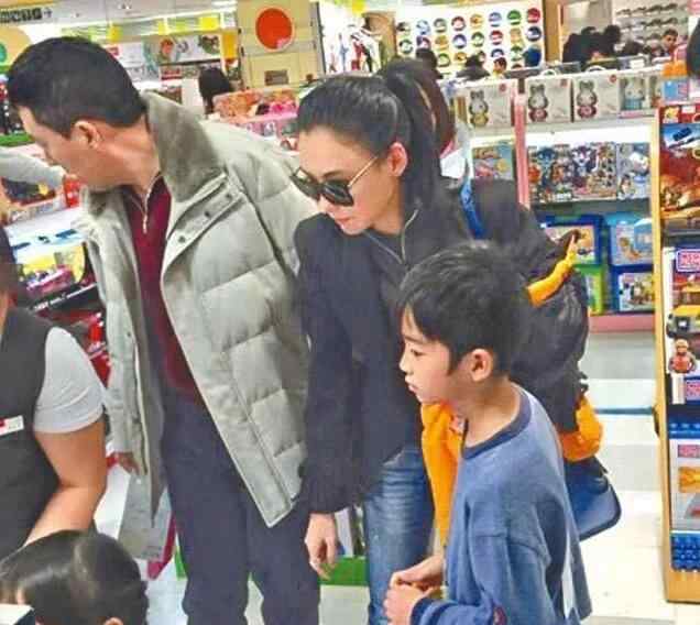 张柏芝再婚 张柏芝罕晒母子四人同框，三胎儿子金发明显，坐实生父为老外？
