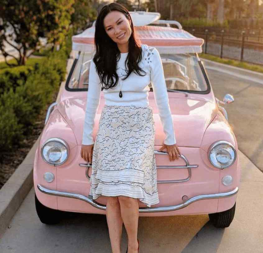 邓文迪离婚原因 52岁邓文迪离婚7年换4个男友，与肌肉男在海边嬉戏，越发潇洒