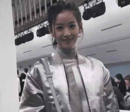 章泽天照片 章泽天真人长啥样？路人镜头才是照妖镜，网友：终于理解强哥