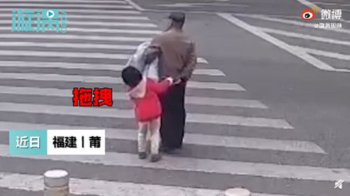 孙女阻拦爷爷闯红灯未果两人被撞 揪心！ 到底什么情况呢？