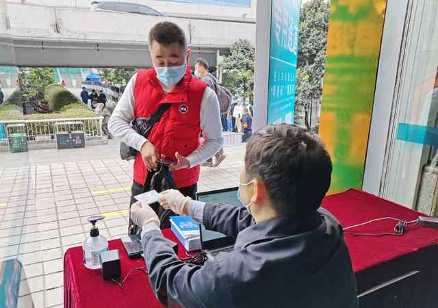 广东老年人刷身份证可核验健康码 网友：建议全国推广！