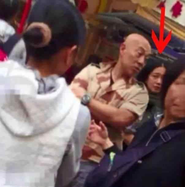 朱丽倩女儿 刘德华老婆带女儿逛商场，53岁朱丽倩状态成迷：和刘德华差太多