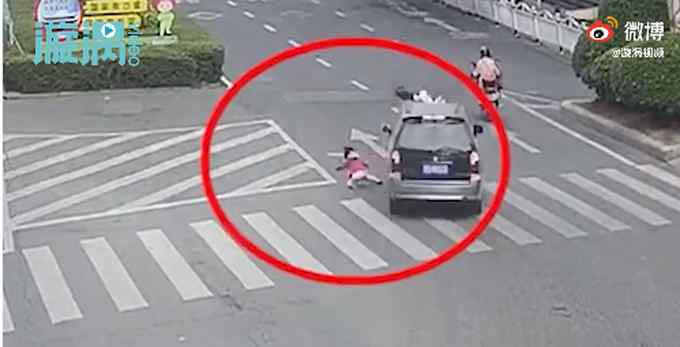 爷爷闯红灯 孙女阻拦未果俩人被撞倒在地 监控记录揪心一幕