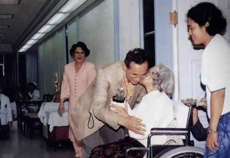 奶奶泰国 她是泰王的华裔奶奶，祖籍潮汕，至今仍深受泰国民众的爱戴和缅怀
