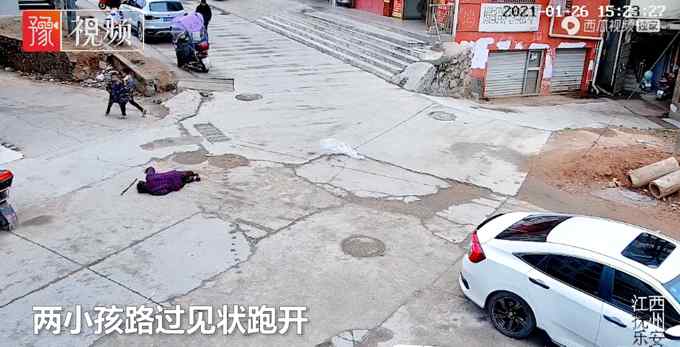 江西一拄拐老太摔倒在地 小孩慌忙跑开大爷远观！男子扶老人获赞