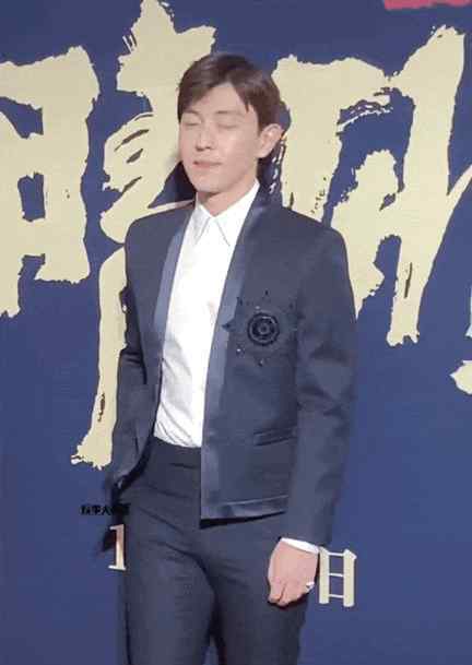 邓伦几岁 邓伦才29岁身材就开始发福？路人喊话：这是穿了多厚的秋裤